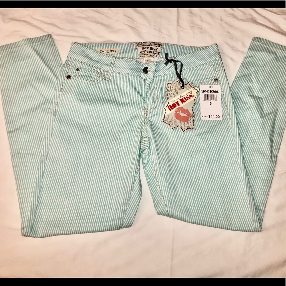 Juniors Hot Kiss Cat Capri